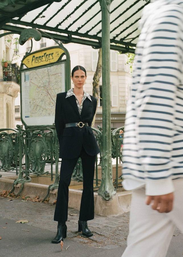 Pantalón flare crop negro, 29,99 euros. Americana oversize con bolsillos, 59,99 euros. Camisa con solapas grandes y estampado geométrico, 25,99 euros. Botines de piel con tacón y punta cuadrada, 99,99 euros. Cinturón con hebilla redonda, 19,99 euros.