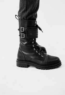 Imagen secundaria 2 - De Paula Echevarría a Laura Matamoros: sabemos cuáles son la cazadora y el bolso de cuero que arrasa entre las famosas porque pegan con todo