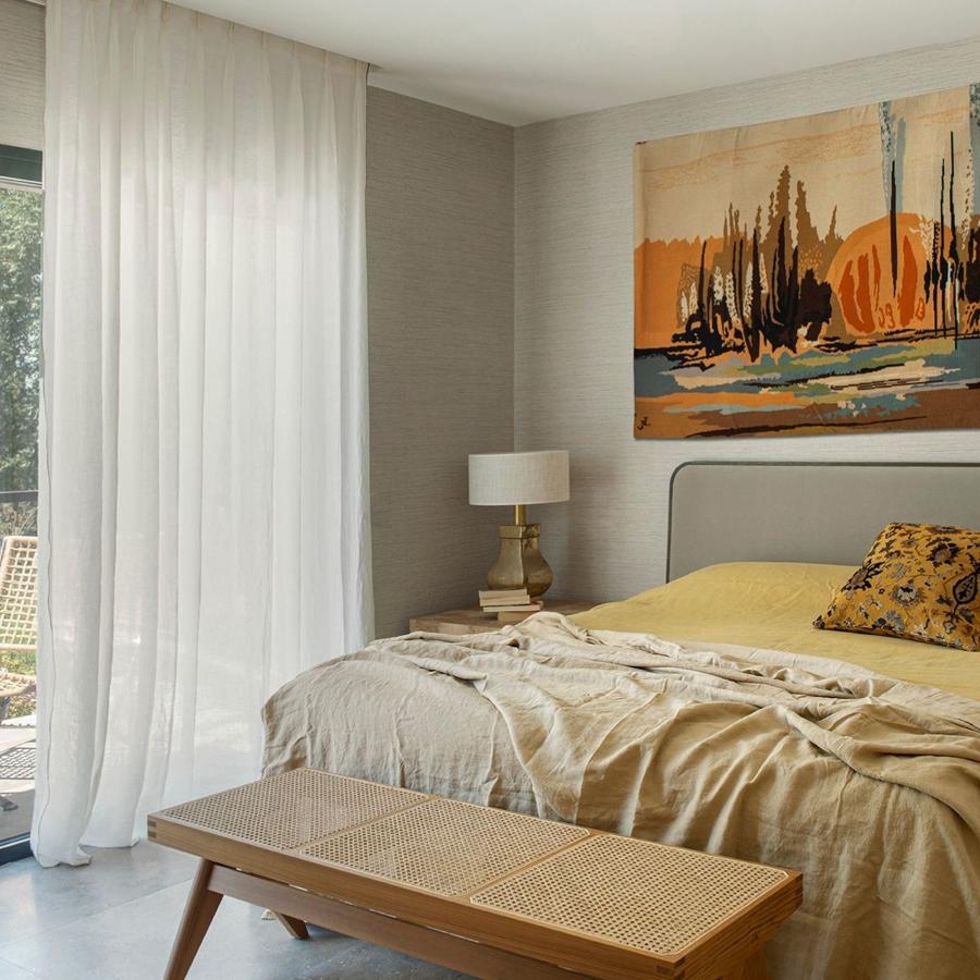 En el dormitorio principal se encuentra el 'leit motiv' de la reforma, un tapiz del artista Lartigaud.