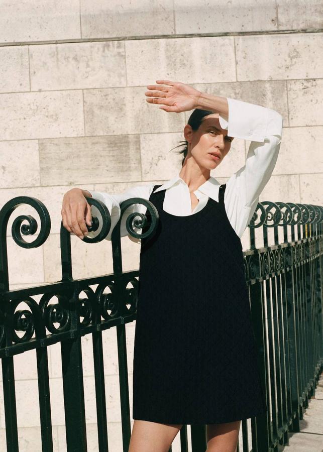 Vestido mini de tirantes con textura efecto acolchado, 29,99 euros. Camisa oversize de algodón blanca, 29,99 euros.