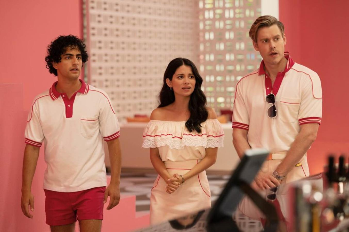 Comedia que narra la historia de Máximo Gallardo (Enrique Arrizon), un veinteañero cuyo sueño se hace realidad cuando consigue el trabajo de su vida como camarero en el resort más popular de Acapulco. Pronto se da cuenta de que el trabajo es mucho más complicado de lo que imaginaba y de que, para tener éxito, deberá aprender a navegar entre una clientela exigente, un mentor voluble y una vida familiar complicada, todo esto manteniendo el rumbo que había imaginado sin caer en tentaciones o atajos. La serie se desarrolla en el año de 1984, con Derbez narrando e interpretando la versión actual del personaje principal: Máximo Gallardo.