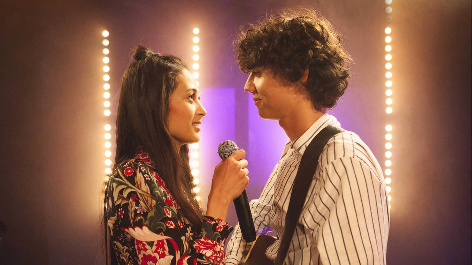 A los Misfits les espera un año salvaje mientras preparan un musical... pero la nueva directora de su instituto lo prohíbe y le toca a Julia encontrar una solución.