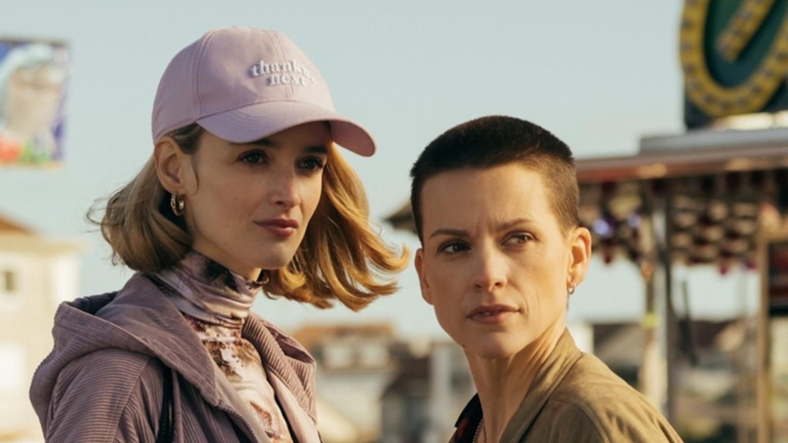 Serie francesa sobre dos mujeres de orígenes muy diferentes cuyos destinos se verán unidos por un asesinato. Cheyenne acaba de salir de prisión y limpia ferries entre Francia y el Reino Unido mientras sueña con escapar lejos y formar una nueva vida como tatuadora. Lola es una joven y bella parisina, egoísta y sin escrúpulos que acaba de llegar al norte de Francia para irse a vivir con su amante. Cuando la dura Cheyenne es testigo involuntario de cómo Lola asesina a la esposa de su amante, sabe que, con sus antecedentes, será la acusada del asesinato. Así que se ve obligada a pedir ayuda para poder deshacerse silenciosamente del cuerpo. Este favor las arrastrará a un peligroso juego de fraude y traición que, a su vez, les permitirá hacer una fortuna. Gracias a su apariencia dócil, descubren que juntas pueden acercarse tanto a contrabandistas, empresarios y mafiosos desalmados como a policías, exmaridos y amantes que les traicionan y estafan.