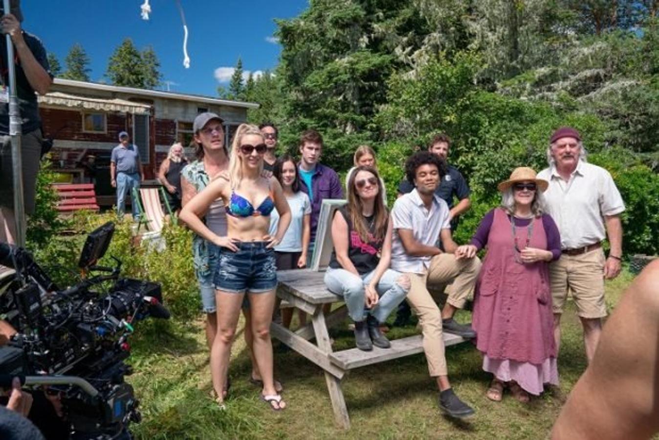 Comedia gamberra sobre una familia disfuncional que se encarga de un resort. Tuvo su época de esplendor en los años 70, pero ahora The Moonshine es un destartalado resort de verano en la costa sur de Nueva Escocia que se cae a pedazos. Cuando la hija mayor de los Finley-Cullen, Lidia, regresa a casa por el funeral de su tía descubre que ha heredado una buena parte del negocio familiar. Decide quedarse lo que provoca que sus hermanos inadaptados se pregunten quién se merece realmente tomar las riendas del negocio cuando sus padres se jubilen.