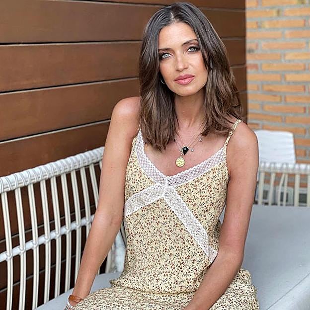 Descubrimos cuál es el perfume floral favorito de Sara Carbonero que huele de maravilla y es un clásico de la alta perfumería que hemos encontrado rebajado