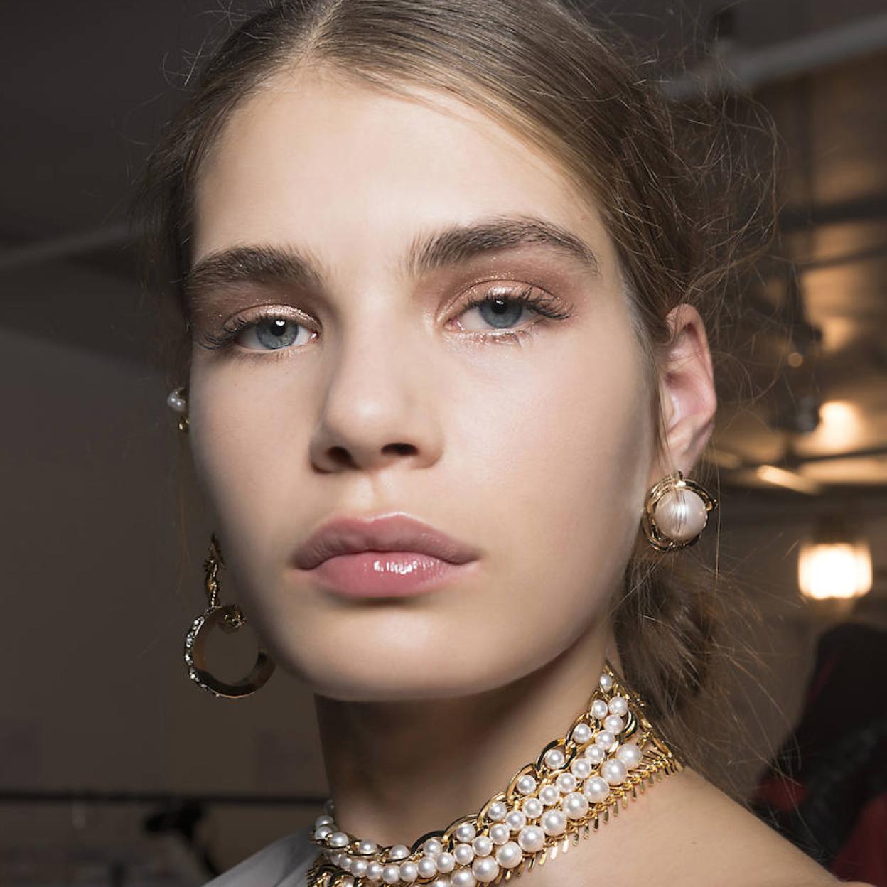 Pincha en la foto para ver los 10 labiales en tono nude más icónicos que debes tener en tu colección de maquillaje