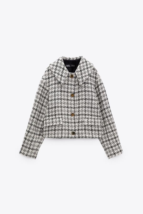 Otra propuesta de chaqueta de tweed perfecta para llevar con vaqueros. Chaqueta corta en crudo y gris de la nueva colección de Zara (49,99 euros)