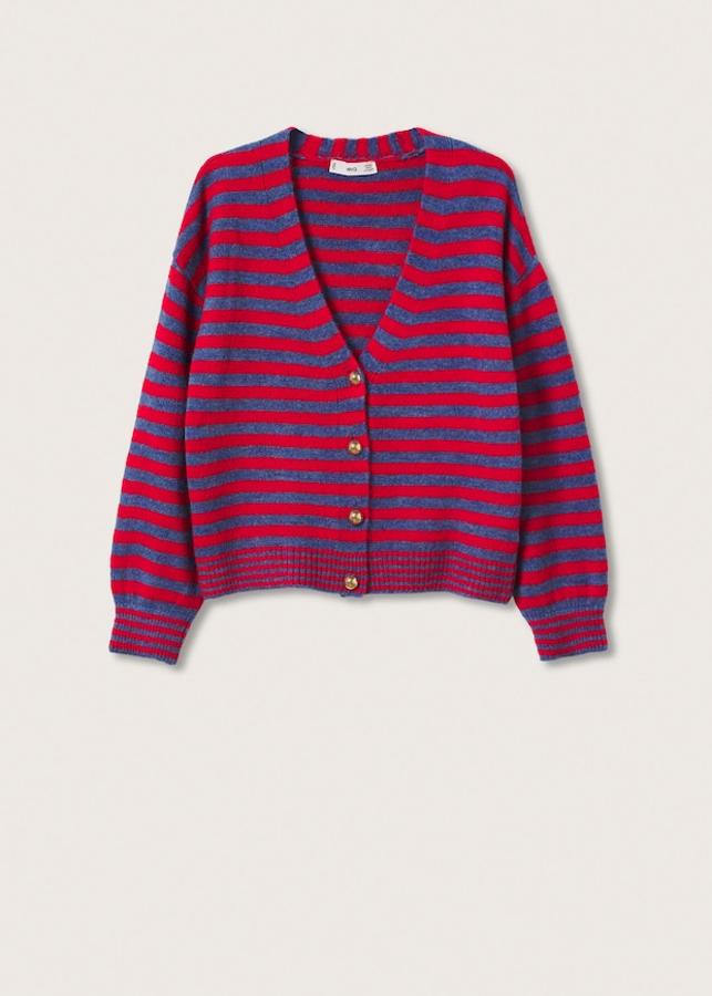 Las rayas son otra de las tendencias que repite temporada tras temporada. Chaqueta en rojo y azul de Mango (29,99 euros)