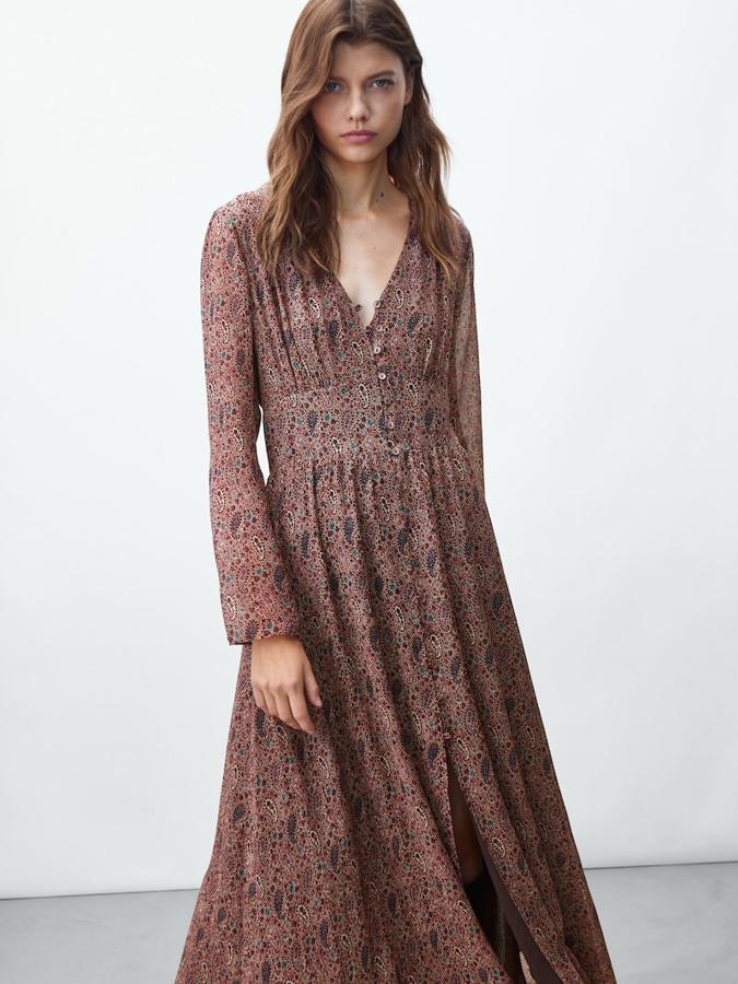 Los vestidos se llevan con botas altas y chaquetas de punto. Vestido midi con estampado paisley de Massimo Dutti (99 euros) 
