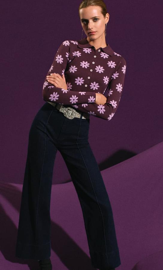 Un polo con estampado de flores, original y muy favorecedor. Llévalo con tejanos oscuros de corte wide leg. Jersey de punto de Stradivarius (15,99 euros)