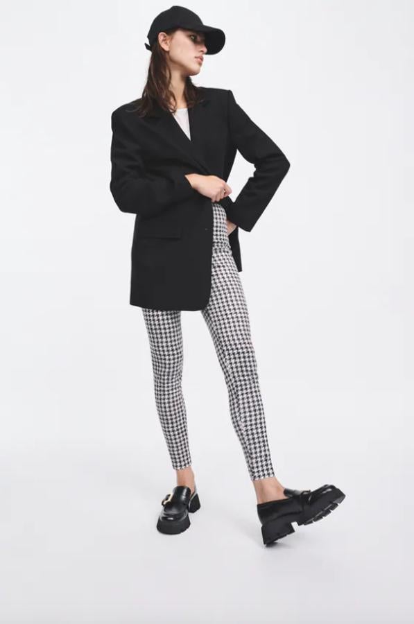 Con estampado pata de gallo en negro y blanco, estos leggings de Zara de tiro alto con cintura elástica, están confeccionados en efecto ante, cuestan 19,95 euros y podemos encontrarlos entre las tallas XS y XXL. 