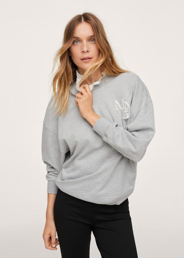 Con bordado suizo en el cuello en color blanco, esta sudadera en gris vigoré con cuello redondo, costura de hombro caída y confeccionada en algodón, tiene bordado a contraste en la pechera, un precio de 25,99 euros y está disponible entre las tallas XXS y XXL. 