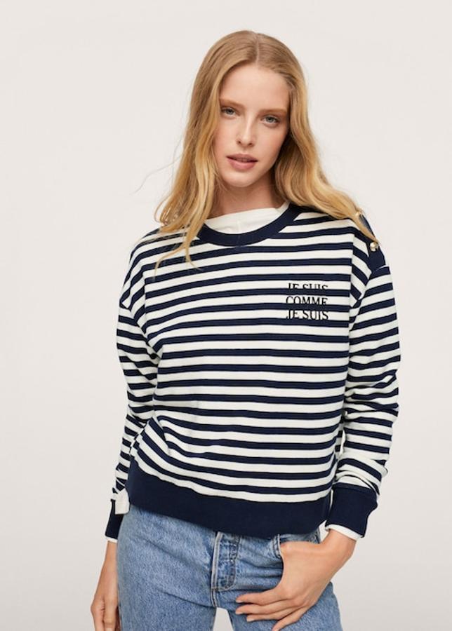 Diseño marinero de rayas azules y blancas para esta sudadera de algodón con cuello redondo, detalles bordados en la pechera y cierre de botones dorados en el hombro. Con un precio de 29,99 euros, está disponible entre las tallas XXS y XXL. 