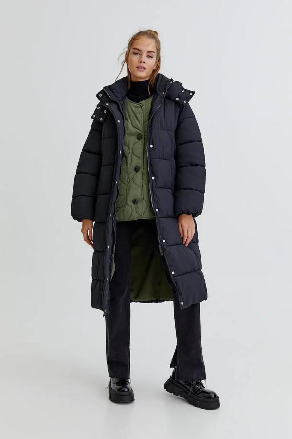 Abrigo largo acolchado con capucha en negro, de Pull&Bear. 49,99 euros