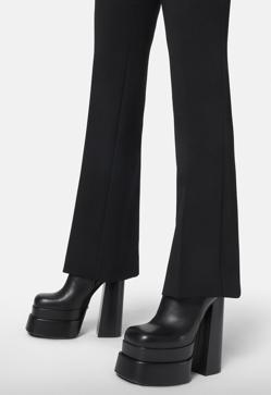 Imagen secundaria 2 - Zara (imagen grande) ha copiado los botines de plataforma extrema de Prada (890 euros) y de Versace (1.190 euros).