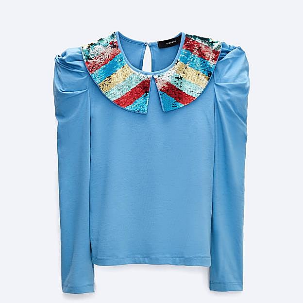 La camiseta tiene el cuello bordado con lentejuelas