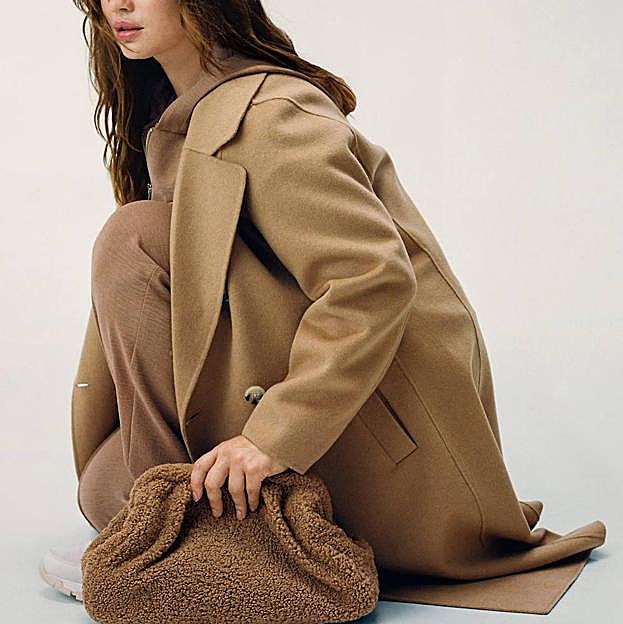 Imagen principal - Olvídate de los acolchados, los bolsos más bonitos y cómodos de la temporada son de pelo y borreguito