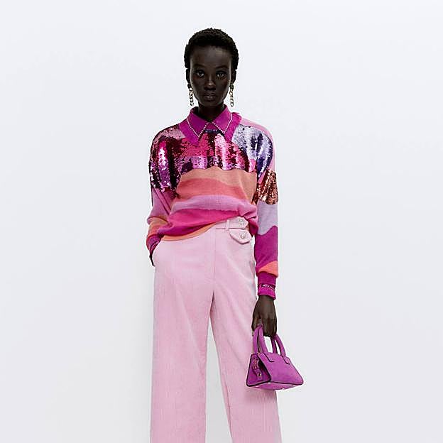 El jersey tiene el cuello redondo y la manga larga