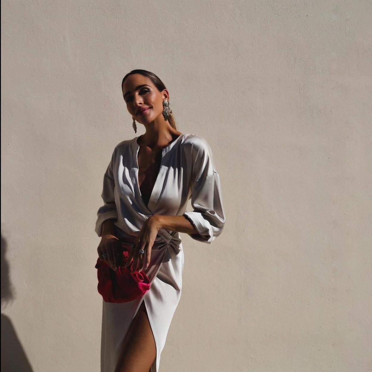 Este vestido midi satinado de Zara es elegante, favorece un montón y combina de maravilla con todo.