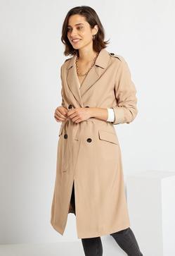 Imagen secundaria 2 - 1. Trench fluido en color caramelo de Stradivarius (39,99 euros). 2. Gabardina corta en color arena de Sfera (25,99 euros). 3. Trench ligero con doble botonadura y cinturón de Kiabi (35,99 euros)