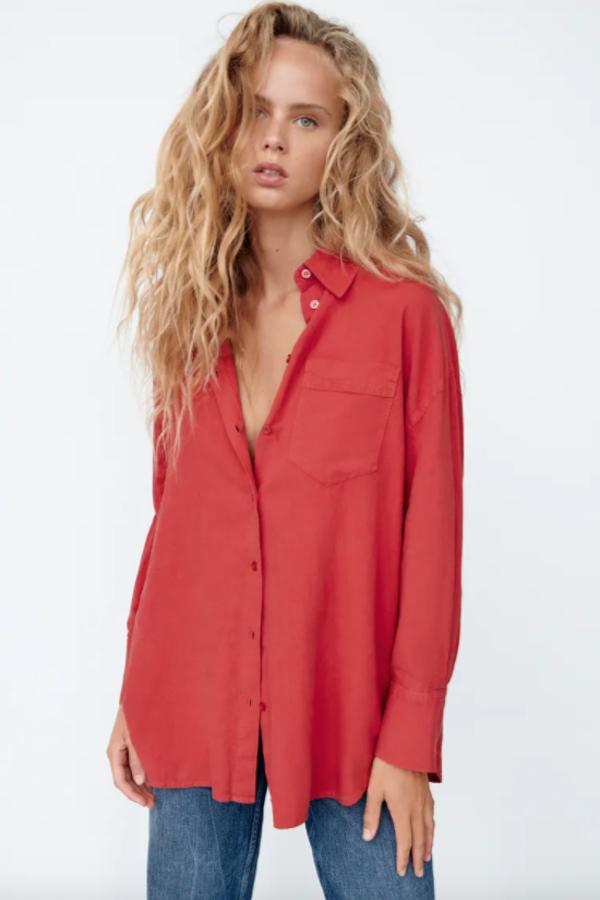 Confeccionada en tejido en mezcla de lino, esta camisa de diseño oversize de Zara en color caldero viene con cuello de solapa y mangas largas acabadas en puño y tiene bolsillo de plastrón en la pechera. Cuesta 25,95 euros y está disponible entre las tallas XS y XL. 
