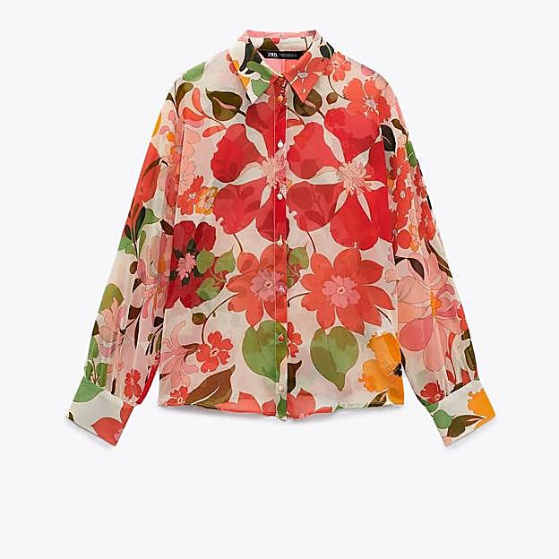 Imagen principal - Del paisley a las flores, estas son las camisas estampadas que mejoran tus looks con vaqueros este otoño