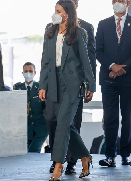 Imagen - La Reina Letizia, con traje sastre de Bimba y Lola y zapatos de tacón cómodo 'con truco' de Magrit. Foto: GTRES
