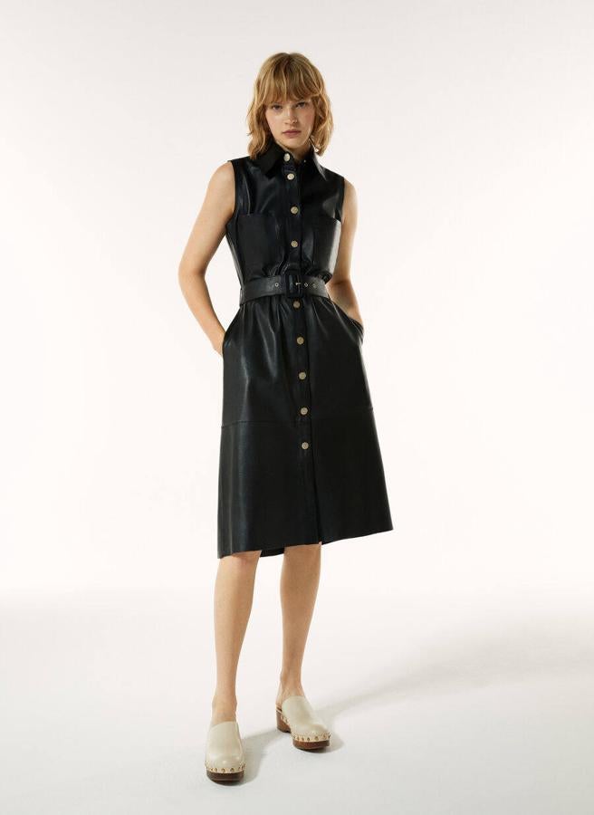 Vestido de piel sin mangas, cierre frontal con botones dorados, con cuello camisero y cinturón a juego, de Uterqüe, 259 euros.