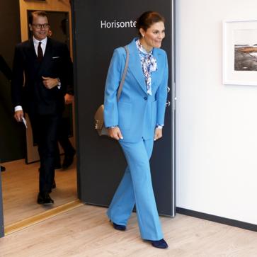 Imagen secundaria 1 - En la alfombra roja o para el día a día: Carmen Lomana confirma que el traje azul es el look favorito (y el más rejuvenecedor) de las famosas