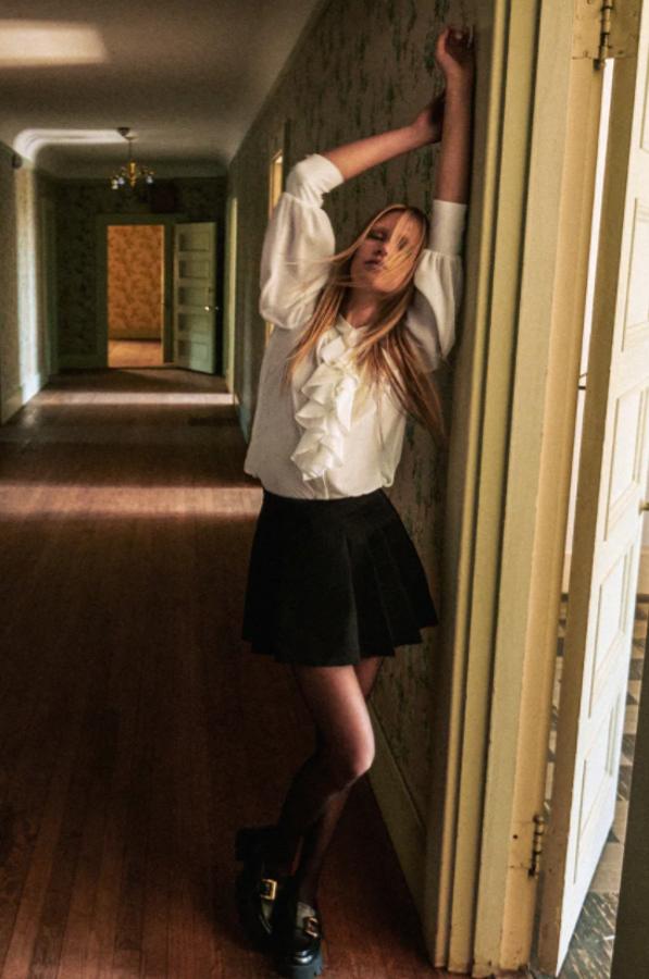 Con cuello redondo y mangas largas, esta camisa en blanco roto con detalle de volantes delanteros viene con cierre frontal con botones ocultos por solapa, bajo asimétrico y cuesta 25,95 euros. En la web se ha agotado en todas las tallas, pero volverá en la S.