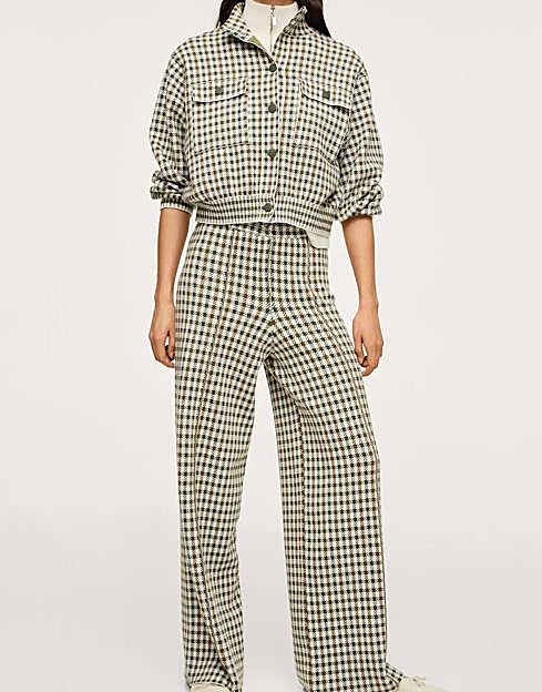 Imagen principal - Estos conjuntos con estampado de cuadros de chaqueta y pantalón o falda son lo que necesitas este otoño sí o sí (para que solo tengas que pensar en los accesorios)