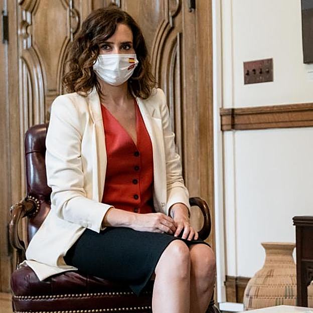 Isabel Díaz Ayuso, con chaleco súper ventas de Zara.