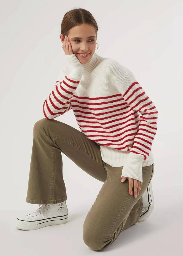 Una de nuestras prendas favoritas es este jersey de Brownie, una firma made in Spain. Es de color blanco, pero tiene rayas rojas en la parte inferior. Puedes comprarlo por 55,90 €.