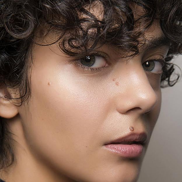 Qué limpiador usar si tienes la piel mixta: tres opciones en diferentes formatos que dejan el rostro libre de impurezas