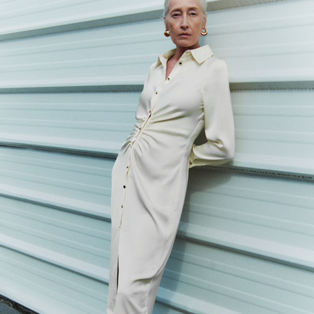 Picha en la foto para ver los vestidos midi negros son la tendencia más fuerte de las nuevas colecciones. 