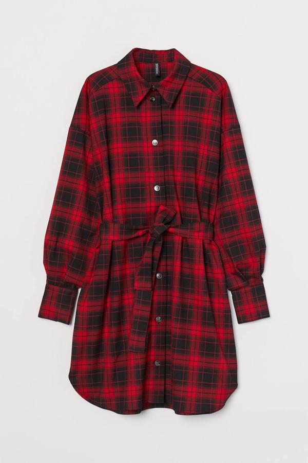 ¿Buscas un look informal? Entonces H&M tiene el vestido perfecto para ti. Es de estilo camisero y tiene un estampado de cuadros que combina el rojo con el negro. Cuesta 29,99 €.