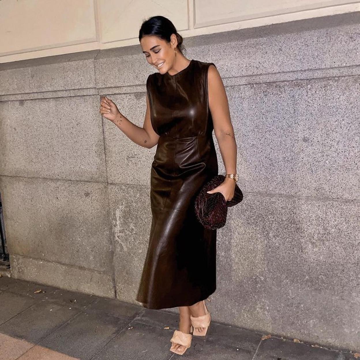 Pincha en la imagen para ver las prendas efecto piel más elegantes que acaban de llegar a Zara y a Mango.