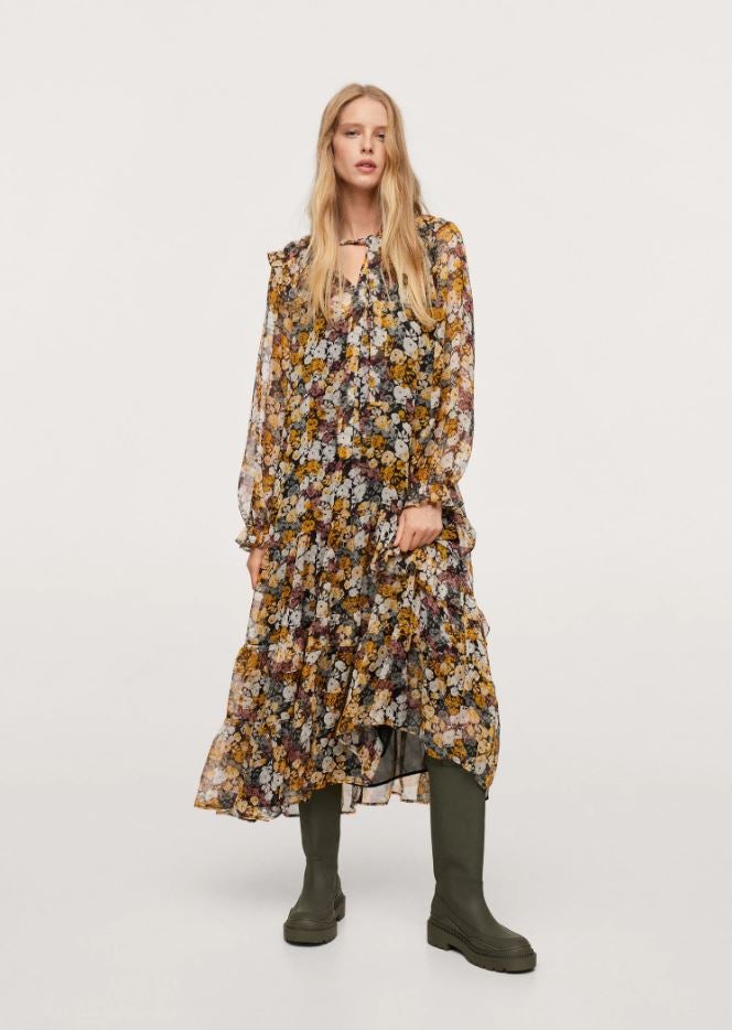Las botas de agua han llegado para pisar fuerte en el street style. Pero no te las imagines solo con vaqueros o looks ultra sport: con vestidos tan románticos como este de gasa con estampado floral de Mango (39.99 euros) quedan ideales.