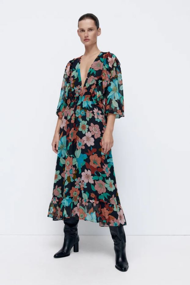 Nos encanta el estampado floral XXL y los colores llenos de luz de este vestido midi de gasa con pronunicado escote en uve de Zara (39,95 euros). Y queda genial con botas altas negras (79.95 euros).