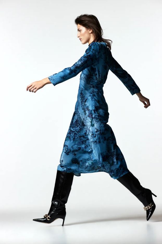 Sofisticado y perfecto para la noche, este vestido satinado de Zara (39.95 euros) con estampado de flores de inspiración oriental será mucho más atractivo si lo combinas con unas botas tan especiales como estas (129 euros).