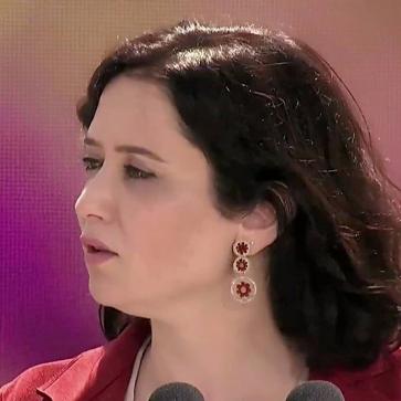 Imagen secundaria 1 - Todos los looks made in Spain de Isabel Díaz Ayuso que la convierten en la it girl de la política española: del vestido midi que arrasa a su blazer favorita