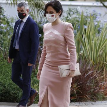 Imagen secundaria 1 - Todos los looks made in Spain de Isabel Díaz Ayuso que la convierten en la it girl de la política española: del vestido midi que arrasa a su blazer favorita