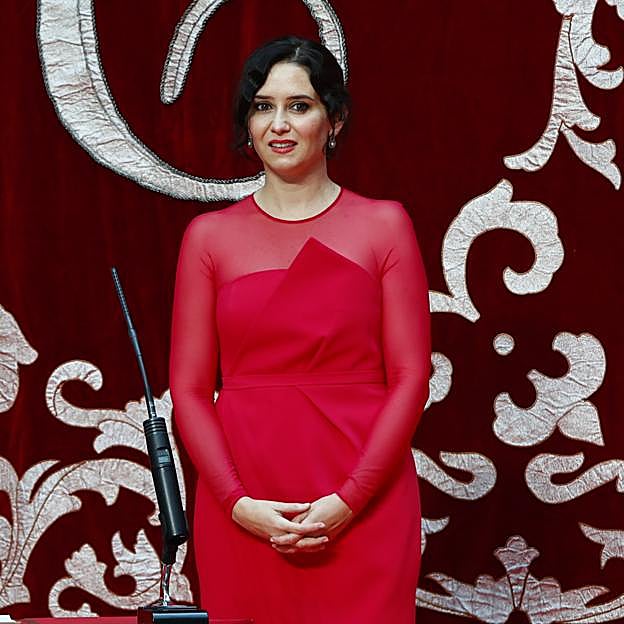 Imagen principal - Todos los looks made in Spain de Isabel Díaz Ayuso que la convierten en la it girl de la política española: del vestido midi que arrasa a su blazer favorita