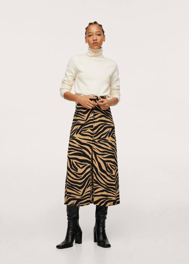 Falda mini recta en animal print con abertura delantera de Mango. 25,99 euros