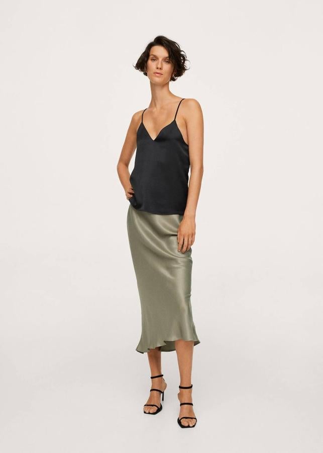 Falda midi satinada en tono verde grisáceo de Mango. 39,99 euros