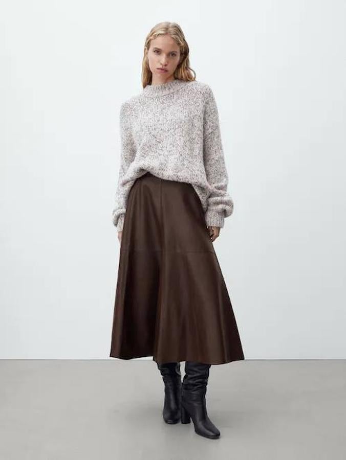 Falda midi de piel napa y corte evasé, en burdeos, de Massimo Dutti. 249 euros