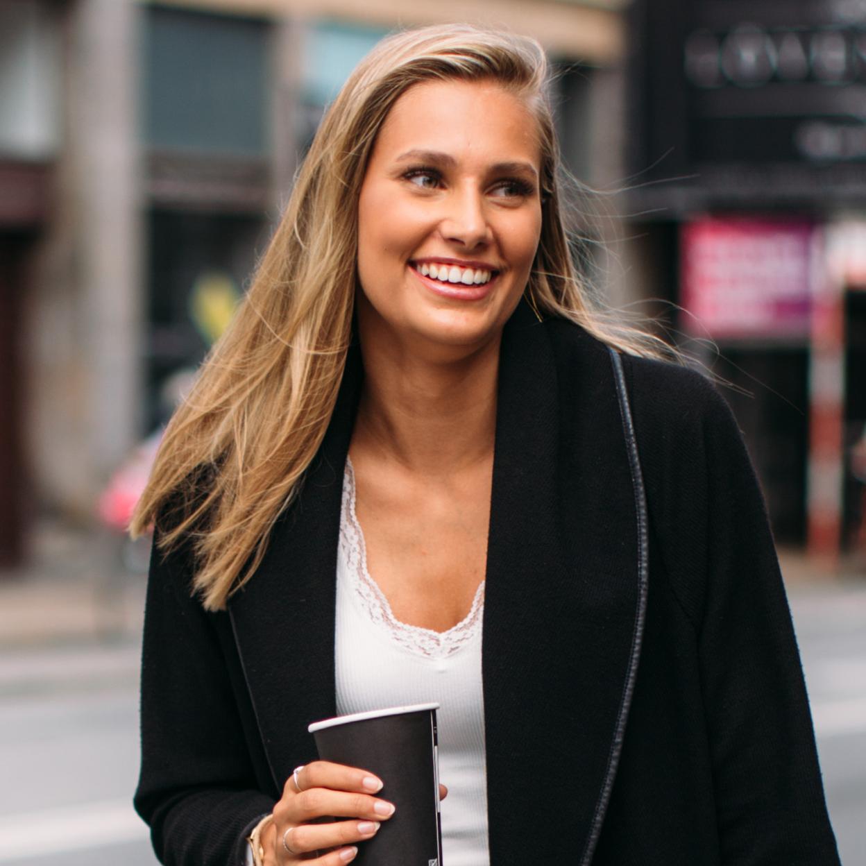 Pincha en la imagen para ver los mejores champús para pelo graso para espaciar lavados y presumir de pelo suelto y limpio durante más tiempo.