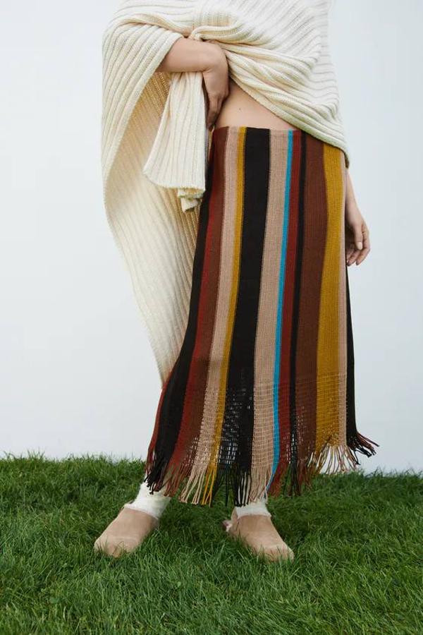 Falda midi de punto a rayas con bajo acabado en flecos de Zara. 29,95 euros