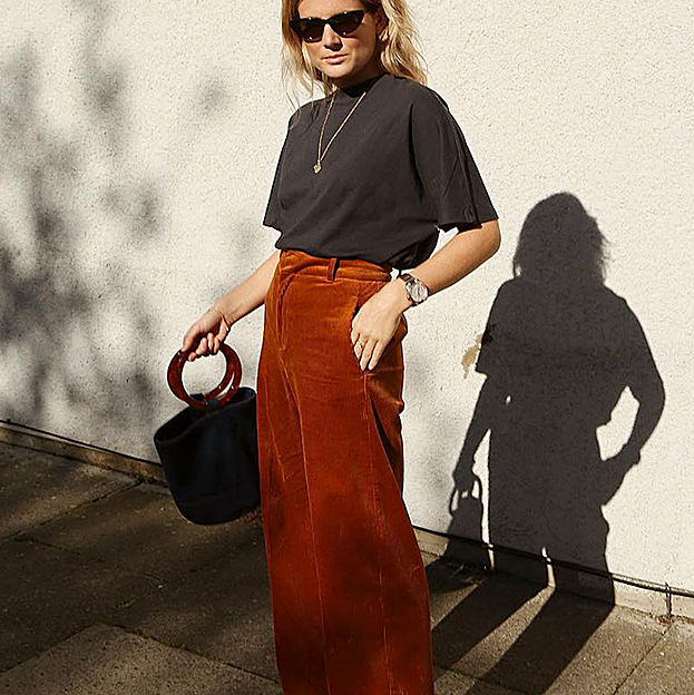 Imagen principal - 1. Pantalones de pana wide leg en color caramelo que combina con gris plomo y negro. 2. Un traje de pana es una buen alternativa para un look de oficina de otoño. 3. El rosa es el rey indiscutible en este tipo de pantalones.. 