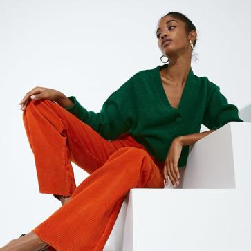 Imagen secundaria 1 - 1. Pantalón de pana recto en color azulón de Stradivarius (25,99 euros). 2. Pantalón ecto en color caramelo de Stradivarius (25,99 euros). Pantalón de pana en color rosa chichle de Stradvarius (25,99 euros)